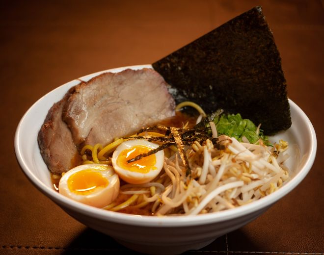 Lámen Shoyu com chashu e ovo marinado
